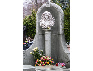 Памятник бюст женщины на могилу